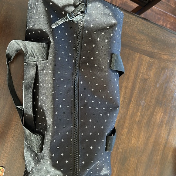 BAG HERSCHEL SUPPLY CO. SUTTON MID-VOLUME DUFFLE BAG- like new, missing strap - Picture 7 of 10